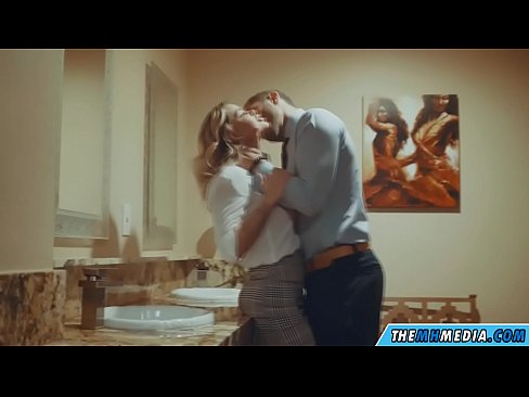 ❤️ جڏهن هڪ busty سنهري اوھان کي هڪ عوامي آرام روم ۾ seduces معياري فحش